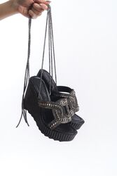 Pabucmarketi - Pabucmarketi Kadın Siyah Suni Deri Boncuk İşlemeli Sandalet