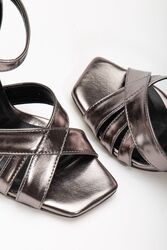 Pabucmarketi Yüksek Topuklu Platin Parlak Küt Burun Kadın Ayakkabı - Thumbnail